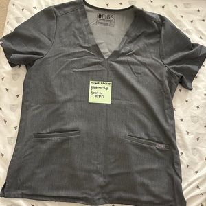 Figs Casma 3 Pocket Top-  Graphite LG

Excellent condition
Smoke/Pet Free home